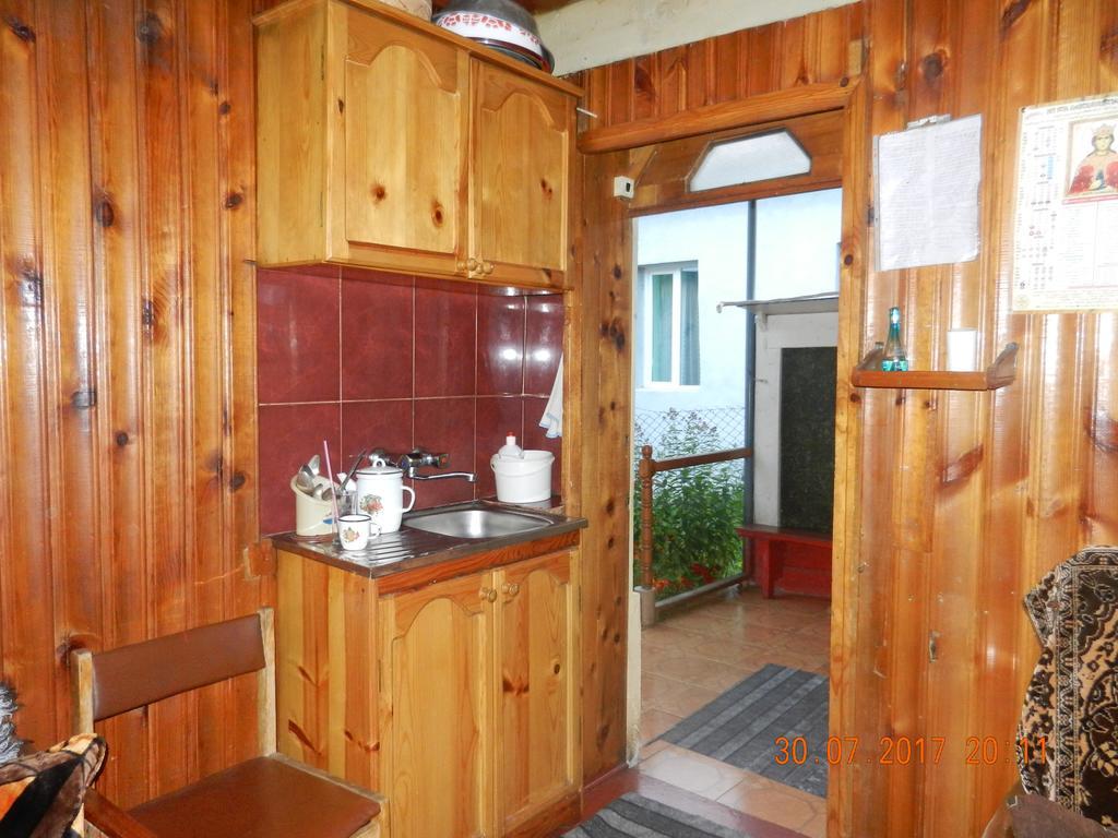 Marina Chartolani'S Guest House Mestia Ngoại thất bức ảnh