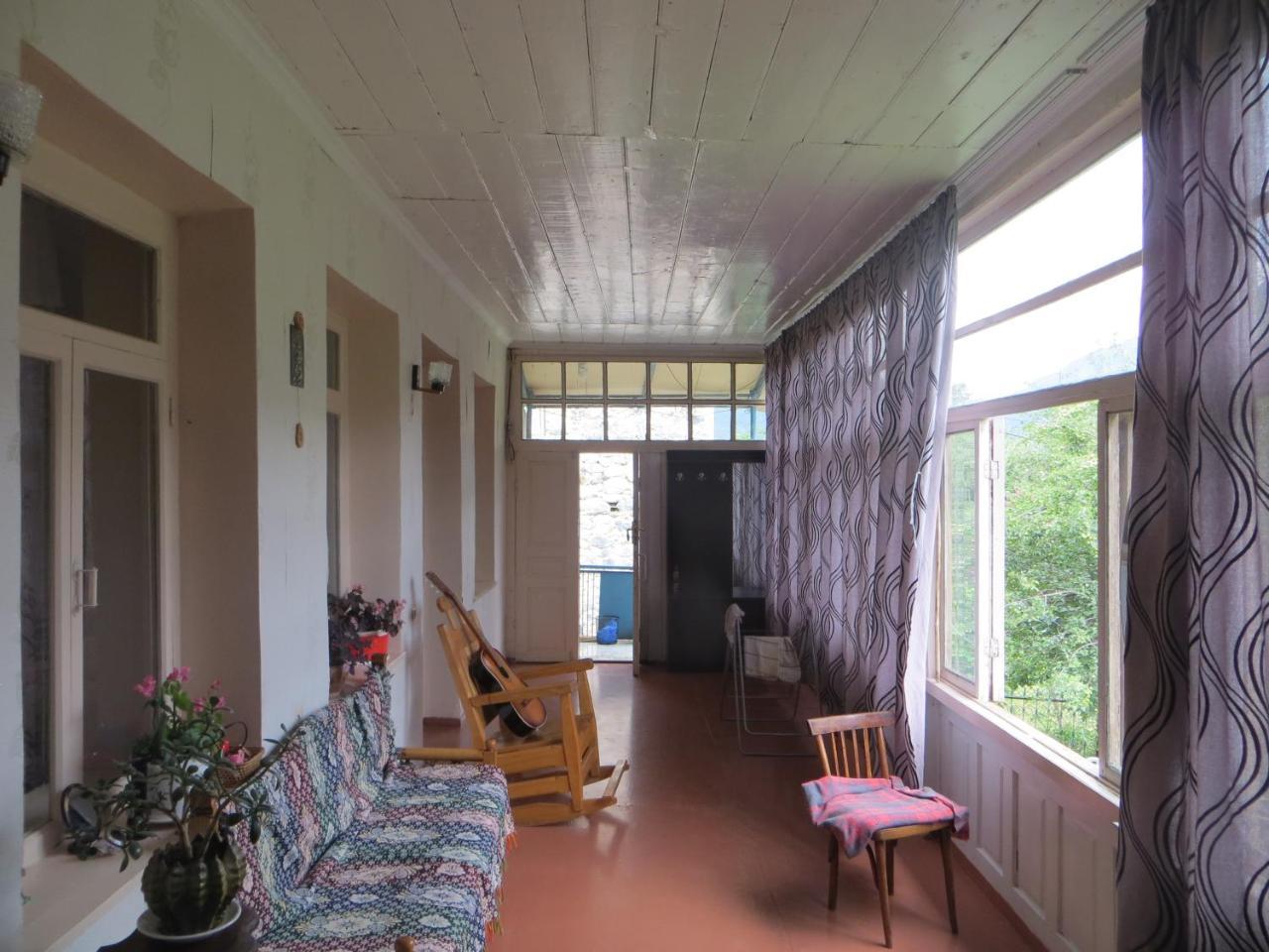 Marina Chartolani'S Guest House Mestia Ngoại thất bức ảnh